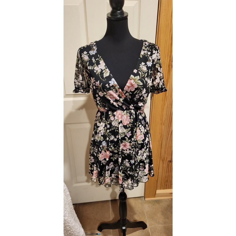 Flirty fun flower dress, multicolored, size Medium. Straps tie in back.